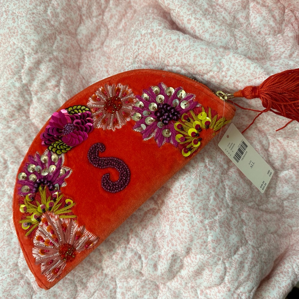 Bought & ended up going with another option. Super cute though and brand new 💗